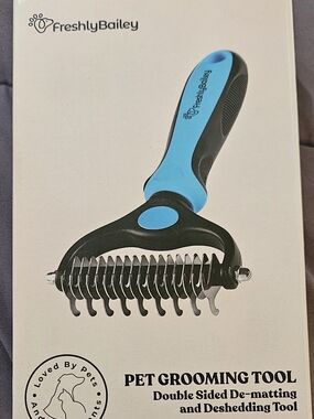 FRESH BAILEY Blue and Black Pet Grooming De-Matting Tool